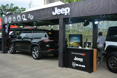 QUEZON CITY, PH - SEPT 28 - 4X4 Expo 'daki Jeep standı 28 Eylül 2024, Quezon City, Filipinler. 4x4 Expo, Filipinler 'de düzenlenen bir off-road araç fuarıdır..