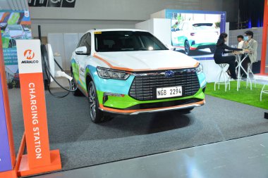 Pasay, PH - OCT 26 - Filipin Elektrik Araç Zirvesi 'nde 26 Ekim 2024 tarihinde, Pasay, Filipinler' de Byd şarkı profosyoneli. Filipin Elektrikli Araç Zirvesi, Filipinler 'de her yıl düzenlenen bir otomobil etkinliğidir..