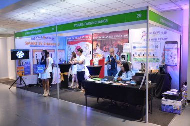 Pasay, PH-26 - Filipin Elektrik Aracı Zirvesi 'nde Sysnet parkşarj standı, 26 Ekim 2024 Pasay, Filipinler. Filipin Elektrikli Araç Zirvesi, Filipinler 'de her yıl düzenlenen bir otomobil etkinliğidir..