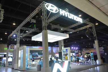 Pasay, PH-26 - Filipin Elektrik Aracı Zirvesi 'nde 26 Ekim 2024 tarihinde Pasay, Filipinler' de Hyundai tabelası. Filipin Elektrikli Araç Zirvesi, Filipinler 'de her yıl düzenlenen bir otomobil etkinliğidir..