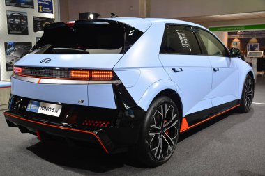 Pasay, PH-26 - Filipin Elektrik Aracı Zirvesi 'nde 26 Ekim 2024 tarihinde Pasay, Filipinler' de Hyundai ioniq 5 n. Filipin Elektrikli Araç Zirvesi, Filipinler 'de her yıl düzenlenen bir otomobil etkinliğidir..