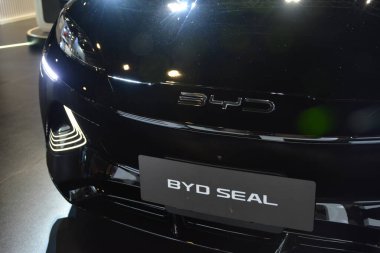 Pasay, PH - OCT 26 - Filipin Elektrik Araç Zirvesi 'nde 26 Ekim 2024' te Paşay, Filipinler 'de Byd mührü. Filipin Elektrikli Araç Zirvesi, Filipinler 'de her yıl düzenlenen bir otomobil etkinliğidir..