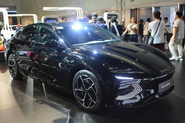 Pasay, PH - OCT 26 - Filipin Elektrik Araç Zirvesi 'nde 26 Ekim 2024' te Paşay, Filipinler 'de Byd mührü. Filipin Elektrikli Araç Zirvesi, Filipinler 'de her yıl düzenlenen bir otomobil etkinliğidir..