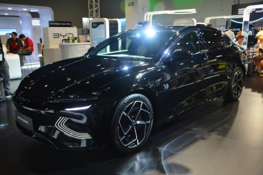 Pasay, PH - OCT 26 - Filipin Elektrik Araç Zirvesi 'nde 26 Ekim 2024' te Paşay, Filipinler 'de Byd mührü. Filipin Elektrikli Araç Zirvesi, Filipinler 'de her yıl düzenlenen bir otomobil etkinliğidir..