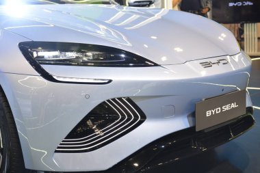 Pasay, PH - OCT 26 - Filipin Elektrik Araç Zirvesi 'nde 26 Ekim 2024' te Paşay, Filipinler 'de Byd mührü. Filipin Elektrikli Araç Zirvesi, Filipinler 'de her yıl düzenlenen bir otomobil etkinliğidir..