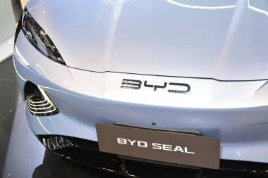 Pasay, PH - OCT 26 - Filipin Elektrik Araç Zirvesi 'nde 26 Ekim 2024' te Paşay, Filipinler 'de Byd mührü. Filipin Elektrikli Araç Zirvesi, Filipinler 'de her yıl düzenlenen bir otomobil etkinliğidir..