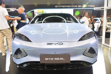 Pasay, PH - OCT 26 - Filipin Elektrik Araç Zirvesi 'nde 26 Ekim 2024' te Paşay, Filipinler 'de Byd mührü. Filipin Elektrikli Araç Zirvesi, Filipinler 'de her yıl düzenlenen bir otomobil etkinliğidir..