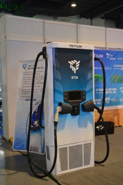 Pasay, PH - OCT 26 - Filipin Elektrikli Araç Zirvesi 'ndeki trityum şarj istasyonu 26 Ekim 2024 Pasay, Filipinler. Filipin Elektrikli Araç Zirvesi, Filipinler 'de her yıl düzenlenen bir otomobil etkinliğidir..