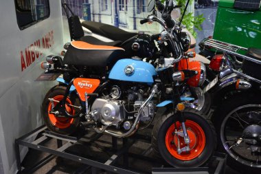 Pasay, PH-26 Filipin Elektrik Aracı Zirvesi 'nde elektrik scooter' ı 26 Ekim 2024 'te Pasay, Filipinler' de. Filipin Elektrikli Araç Zirvesi, Filipinler 'de her yıl düzenlenen bir otomobil etkinliğidir..