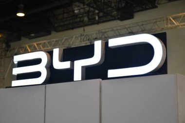 Pasay, PH - OCT 26 - Filipin Elektrik Araç Zirvesi 'nde Byd işareti 26 Ekim 2024, Pasay, Filipinler. Filipin Elektrikli Araç Zirvesi, Filipinler 'de her yıl düzenlenen bir otomobil etkinliğidir..