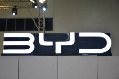 Pasay, PH - OCT 26 - Filipin Elektrik Araç Zirvesi 'nde Byd işareti 26 Ekim 2024, Pasay, Filipinler. Filipin Elektrikli Araç Zirvesi, Filipinler 'de her yıl düzenlenen bir otomobil etkinliğidir..