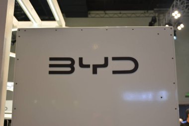 Pasay, PH - OCT 26 - Filipin Elektrik Araç Zirvesi 'nde Byd işareti 26 Ekim 2024, Pasay, Filipinler. Filipin Elektrikli Araç Zirvesi, Filipinler 'de her yıl düzenlenen bir otomobil etkinliğidir..