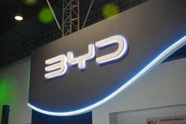 Pasay, PH - OCT 26 - Filipin Elektrik Araç Zirvesi 'nde Byd işareti 26 Ekim 2024, Pasay, Filipinler. Filipin Elektrikli Araç Zirvesi, Filipinler 'de her yıl düzenlenen bir otomobil etkinliğidir..