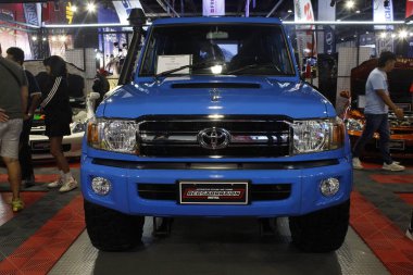 Pasay, PH-16 - 16 Kasım 2024 'te Filipinler, Pasay' da Manila Oto Salonu 'nda Toyota kara kruvazörü. Manila Auto Salon, Filipinler 'de düzenlenen bir pazar sonrası araba fuarıdır..