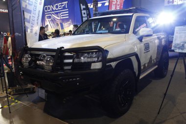 Pasay, PH-16 - 16 Kasım 2024 'te Filipinler, Pasay' da Manila Oto Salonu 'nda Toyota kara kruvazörü. Manila Auto Salon, Filipinler 'de düzenlenen bir pazar sonrası araba fuarıdır..