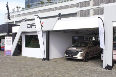 Pasay, PH-16 - 16 Kasım 2024 tarihinde Oto Focus test sürüşünde Dfsk standı, Pasay, Filipinler. Auto Focus, Filipinler 'de düzenlenen bir otomobil test sürüşü etkinliğidir..