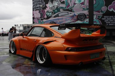 PARANAQUE, PH - 29 DEC - Manila Fitted Car 'da Porsche 911 rwb 29 Aralık 2024' te Paranaque, Filipinler 'de buluşuyor. Manila Fitted, Filipinler 'de bir araba etkinliği düzenleyen bir araba grubu.. 
