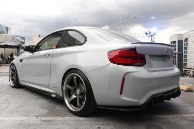 PARANAQUE, PH - 11 HAZİRAN - 11 Ocak 2025 tarihinde Filipinler 'in Paranaque şehrinde açılışta Bmw m2. Meyve suyu yılı açılışı, Filipinler 'de düzenlenen bir otomobil yarışması.. 