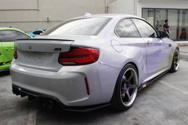 PARANAQUE, PH - 11 HAZİRAN - 11 Ocak 2025 tarihinde Filipinler 'in Paranaque şehrinde açılışta Bmw m2. Meyve suyu yılı açılışı, Filipinler 'de düzenlenen bir otomobil yarışması.. 