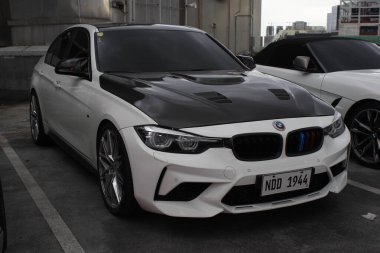 PARANAQUE, PH - 11 HAZİRAN - 11 Ocak 2025 tarihinde Filipinler 'in Paranaque şehrinde açılışta Bmw 335i. Meyve suyu yılı açılışı, Filipinler 'de düzenlenen bir otomobil yarışması.. 