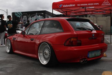 PARANAQUE, PH - 11 HAZİRAN - 11 Ocak 2025 tarihinde Filipinler 'in Paranaque şehrinde yapılan Juice Year açılışında Bmw z3 coupe. Meyve suyu yılı açılışı, Filipinler 'de düzenlenen bir otomobil yarışması.. 