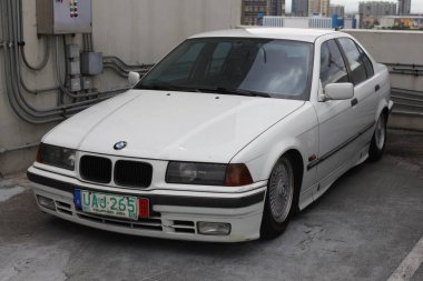 PARANAQUE, PH - 11 HAZİRAN - 11 Ocak 2025 tarihinde Filipinler 'in Paranaque şehrinde açılışta BMW 325. Meyve suyu yılı açılışı, Filipinler 'de düzenlenen bir otomobil yarışması.. 