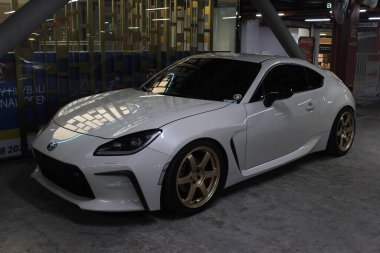 PARANAQUE, PH - JAN 11 - Toyota gr 86 Meyve suyu yılı açılışında 11 Ocak 2025, Paranaque, Filipinler. Meyve suyu yılı açılışı, Filipinler 'de düzenlenen bir otomobil yarışması.. 