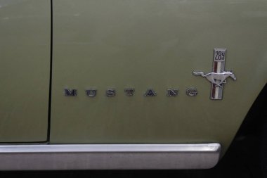 MUNTINLUPA, PH - JAN 28 - Ford Mustang amblemi 19 Ocak 2025 tarihinde Muntinlupa, Filipinler 'de Neo klasik araba fuarında. Neo Classic, Filipinler 'de düzenlenen bir pazar sonrası araba fuarıdır..