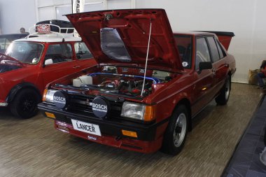 MUNTINLUPA, PH-JAN 28 - Mitsubishi Lancer 19 Ocak 2025 tarihinde Muntinlupa, Filipinler 'de Neo klasik araba fuarında. Neo Classic, Filipinler 'de düzenlenen bir pazar sonrası araba fuarıdır..