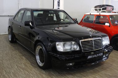 MUNTINLUPA, PH - JAN 28 - Mercedes Benz amg 19 Ocak 2025 tarihinde Muntinlupa, Filipinler 'de Neo klasik araba fuarında. Neo Classic, Filipinler 'de düzenlenen bir pazar sonrası araba fuarıdır..