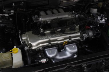 MUNTINLUPA, PH - JAN 28 - Nissan 19 Ocak 2025 tarihinde Muntinlupa, Filipinler 'de Neo klasik araba fuarında motoru aldı. Neo Classic, Filipinler 'de düzenlenen bir pazar sonrası araba fuarıdır..