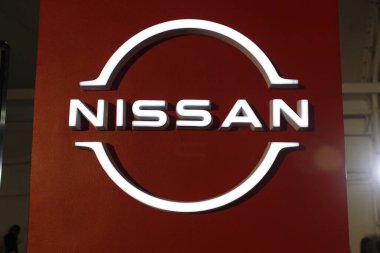 MUNTINLUPA, PH - JAN 28 - Nissan logo işareti 19 Ocak 2025 tarihinde Muntinlupa, Filipinler 'de Neo klasik araba fuarında. Neo Classic, Filipinler 'de düzenlenen bir pazar sonrası araba fuarıdır..