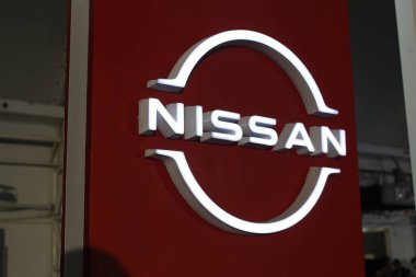 MUNTINLUPA, PH - JAN 28 - Nissan logo işareti 19 Ocak 2025 tarihinde Muntinlupa, Filipinler 'de Neo klasik araba fuarında. Neo Classic, Filipinler 'de düzenlenen bir pazar sonrası araba fuarıdır..