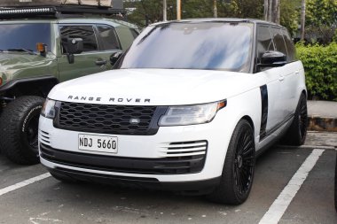 MUNTINLUPA, PH-JAN 28 - 19 Ocak 2025 tarihinde Muntinlupa, Filipinler 'de Neo klasik araba fuarında Land Rover. Neo Classic, Filipinler 'de düzenlenen bir pazar sonrası araba fuarıdır..