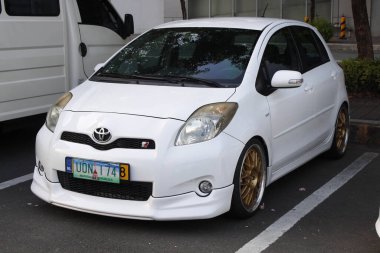 MUNTINLUPA, PH - JAN 28 - Toyota vitz 19 Ocak 2025 tarihinde Muntinlupa, Filipinler 'de Neo klasik araba fuarında. Neo Classic, Filipinler 'de düzenlenen bir pazar sonrası araba fuarıdır..