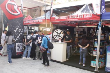 MANILA, PH-25 Ocak 2025 tarihinde Manila, Filipinler 'de San Beda araba fuarında Koby standı. San Beda araba fuarı her yıl Filipinler 'de düzenlenen bir otomobil fuarıdır..