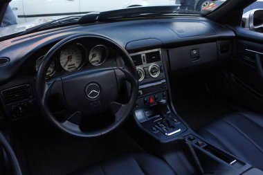 MANILA, PH-25 - Mercedes benz slk 230 San Beda otomobil fuarında 25 Ocak 2025 tarihinde Manila, Filipinler 'de. San Beda araba fuarı her yıl Filipinler 'de düzenlenen bir otomobil fuarıdır..