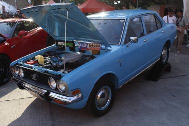 MANILA, PH-25 Ocak 2025 'te San Beda araba fuarında Toyota Corona, Manila, Filipinler' de. San Beda araba fuarı her yıl Filipinler 'de düzenlenen bir otomobil fuarıdır..