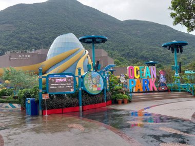 WONG CHUK HANG - 24 Mayıs 2024 Ocean Park tabelası Wong Chuk Hang, Hong Kong. Ocean Park, Hong Kong 'da bir hayvan temalı parktır..