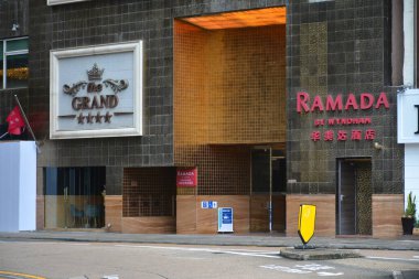 KOWLOON, Hong Kong, Kowloon 'da 24 Mayıs 2024' te Wyndham Otel cephesinde Ramada. Kowloon, Hong Kong 'da bir şehirdir..