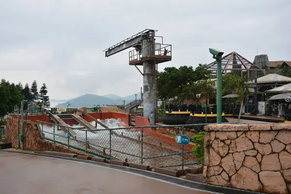 WONG CHUK HANG - 24 Mayıs - Ocean Park 'taki akıntılar 24 Mayıs 2024' te Wong Chuk Hang, Hong Kong 'da. Ocean Park, Hong Kong 'da bir hayvan temalı parktır..
