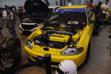 MUNTINLUPA, PH - MAR 8 - Honda Meet Manila 'da Honda civic motor 8 Mart 2025 tarihinde Muntinlupa, Filipinler' de. Honda Meet Manila, Filipinler 'de düzenlenen bir otomobil etkinliği.