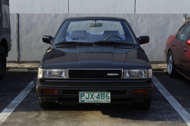 PASIG, PH - MAR 23 - Nissan sentra 23 Mart 2025 tarihinde Pasig, Filipinler 'de otomobil tutkusunda. United Auto Story, Filipinler 'de düzenlenen bir otomobil fuarıdır..