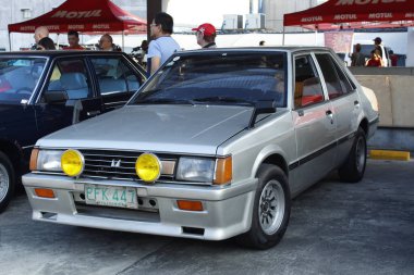 PASIG, PH - MAR 23 - Mitsubishi Lancer 23 Mart 2025 tarihinde Pasig, Filipinler 'de otomobil tutkusunda. United Auto Story, Filipinler 'de düzenlenen bir otomobil fuarıdır..