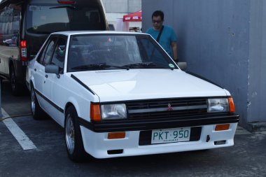 PASIG, PH - MAR 23 - Mitsubishi Lancer 23 Mart 2025 tarihinde Pasig, Filipinler 'de otomobil tutkusunda. United Auto Story, Filipinler 'de düzenlenen bir otomobil fuarıdır..