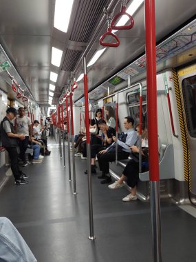 MONGKOK, HK - 23 Mayıs - MTR treni 23 Mayıs 2024 'te Mongkok, Hong Kong' da. MTR ya da Mass Transit Demiryolu Hong Kong 'da hizmet veren büyük bir toplu taşıma ağıdır..