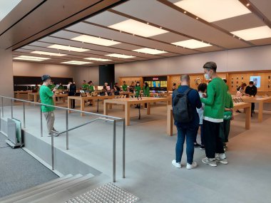 CAUSEway BAY, HK - 23 Mayıs - 23 Mayıs 2024 tarihinde Causeway Bay, Hong Kong 'da Apple mağazasının içi. Apple, Cupertino, Kaliforniya 'da bulunan bir teknoloji şirketidir..
