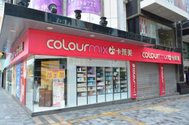 KOWLOON, HK - 24 Mayıs 2024 'te Kowloon, Hong Kong' da Renkli Market Cephesi. Kowloon, Hong Kong 'da bir şehirdir..