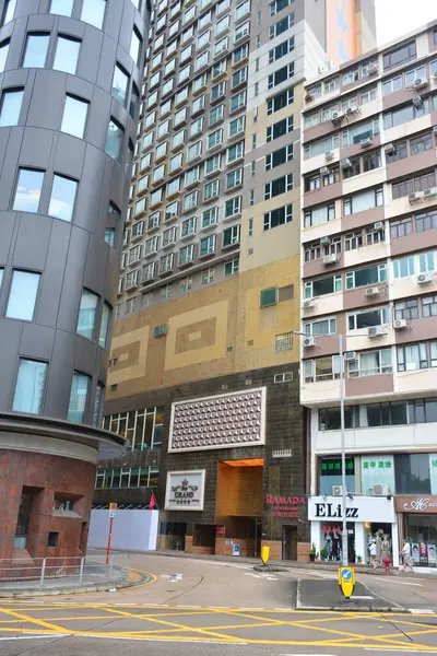 KOWLOON, Hong Kong, Kowloon 'da 24 Mayıs 2024' te Wyndham Otel cephesinde Ramada. Kowloon, Hong Kong 'da bir şehirdir..