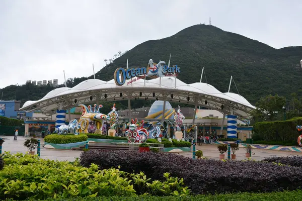 WONG CHUK HANG - 24 Mayıs 2024 Ocean Park cephesi Wong Chuk Hang, Hong Kong. Ocean Park, Hong Kong 'da bir hayvan temalı parktır..
